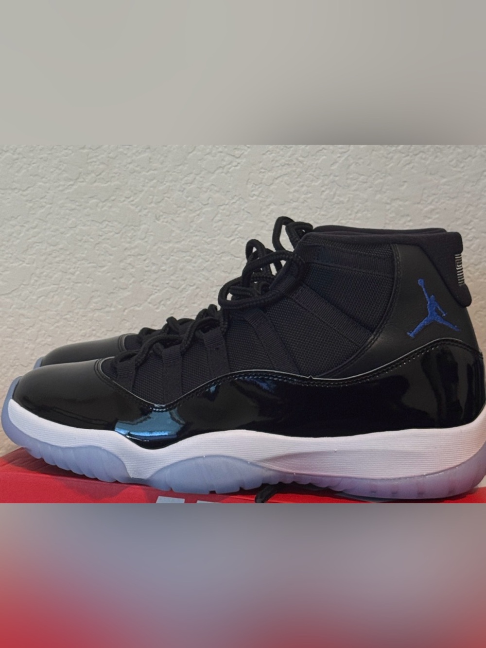 Jordan Retro High-Top Sneakers in Black/Blue
